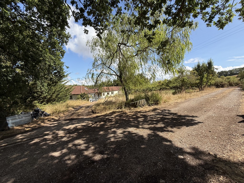Lot: 114 - DETACHED BUNGALOW WITH APPROXIMATELY 11.6 ACRES, REQUIRING RENOVATION - Entrance to the property